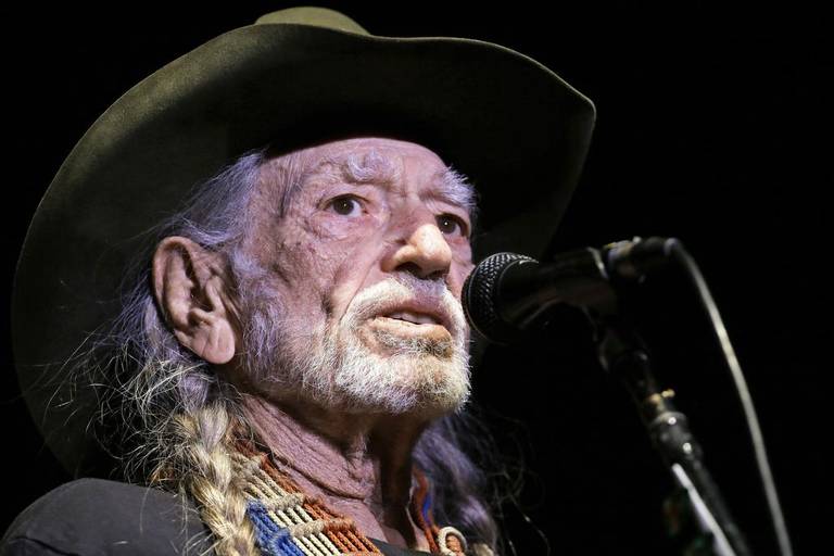 Willie Nelson Walks Off Stage and Cancels his Charlotte Show