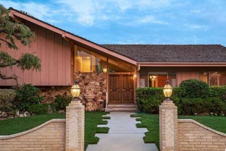 Brady Bunch Home Sells To HGTV For $3.5 Million – $1.6 Million Over Asking Price