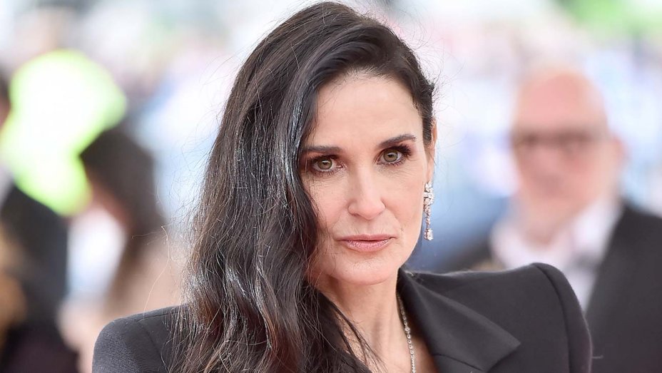 Demi Moore Reveals She Suffered a Miscarriage While Dating Ashton Kutcher Demi Moore Reveals She Suffered a Miscarriage While Dating Ashton Kutcher