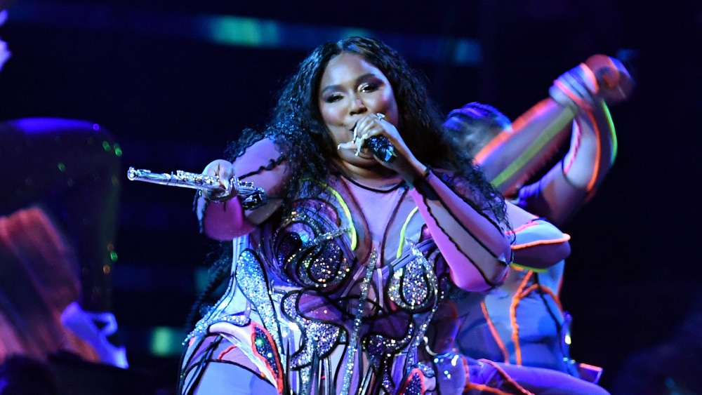 Lizzo Honors Kobe Bryant With Grammys Performance: ‘Tonight Is for Kobe’