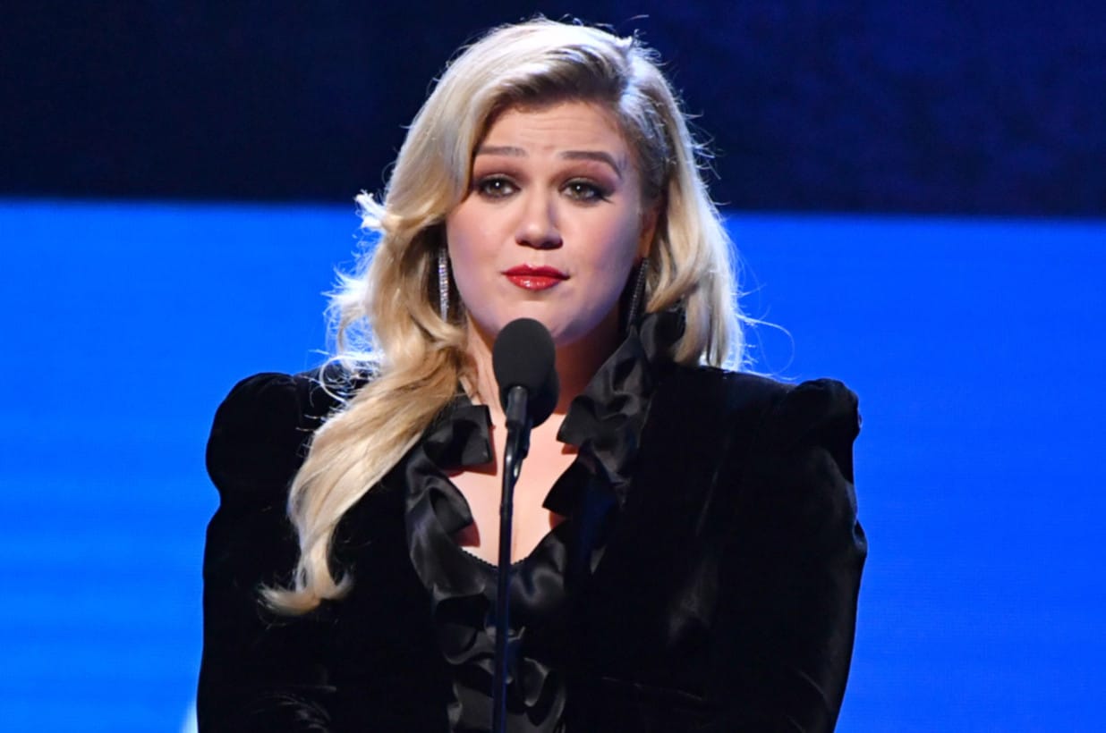 Kelly Clarkson Says Post-Divorce Life has Been ‘a Little Bit of a Dumpster’