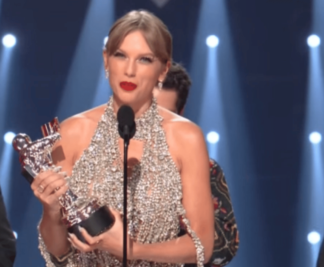 Taylor Swift Wins Video of the Year @ MTV Video Music Awards