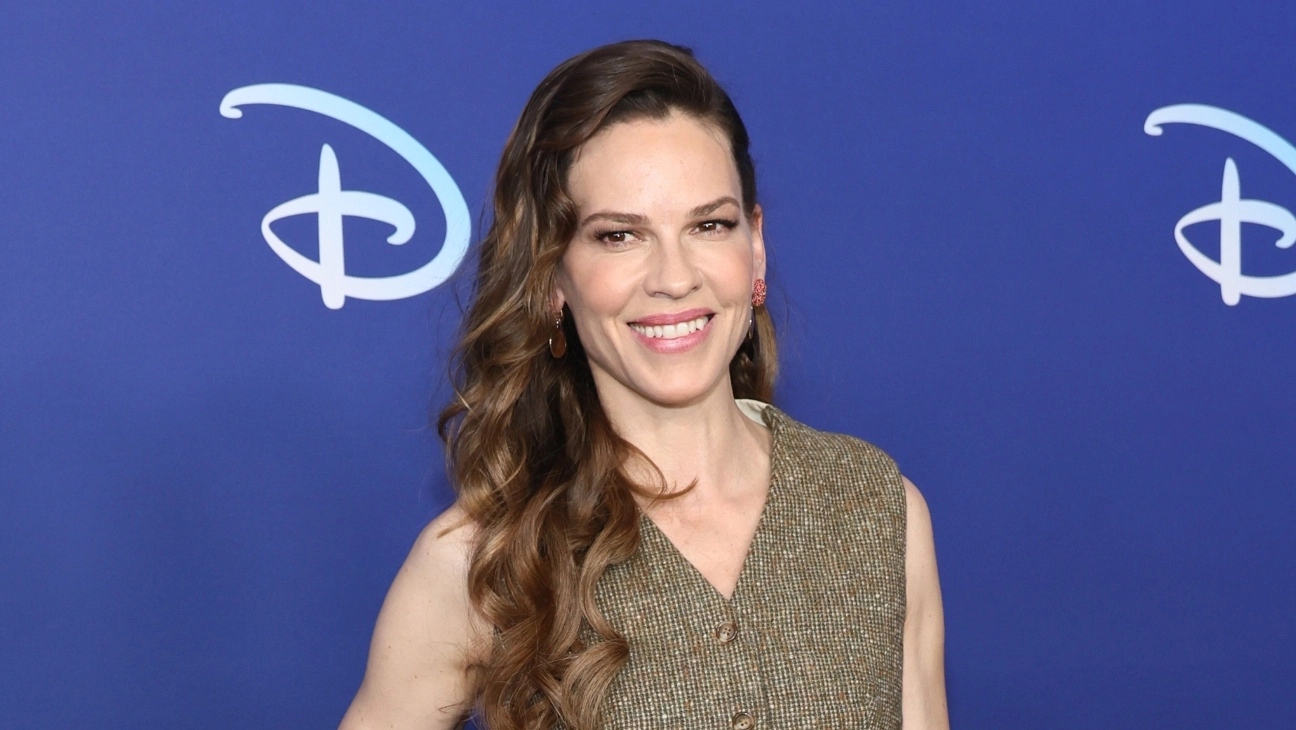 Hilary Swank Reveals She’s Pregnant With Twins